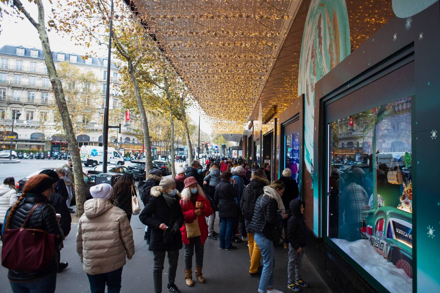 Compradores observan las decoraciones de los escaparates festivos en los grandes almacenes Galeries Lafayette, en París, Francia, el miércoles 24 de noviembre de 2021.
