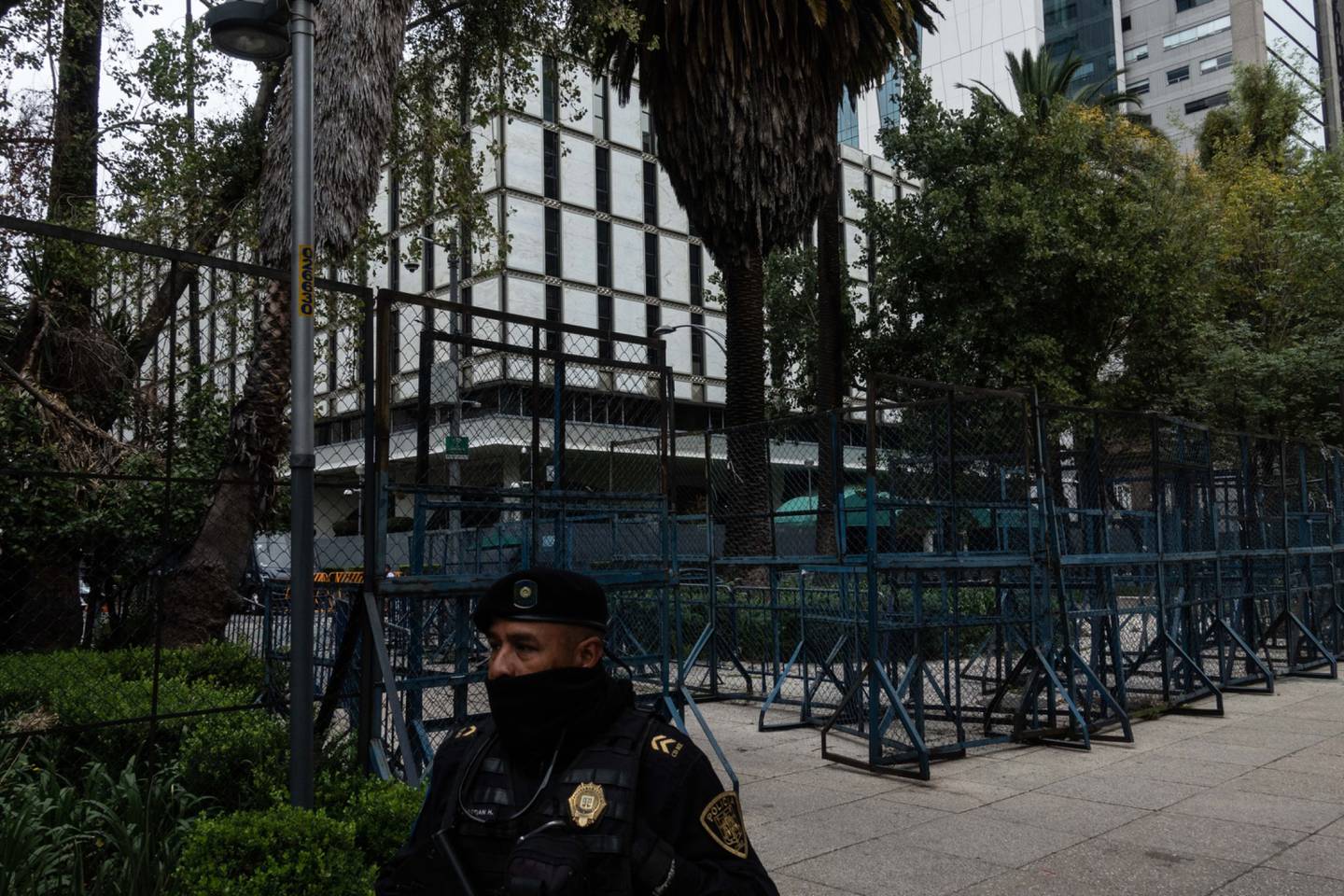 Un guardia armado con cubrebocas camina jusnto a la Embajada de Estados Unidos en la Ciudad de México : Cesar Rodriguez/Bloomberg