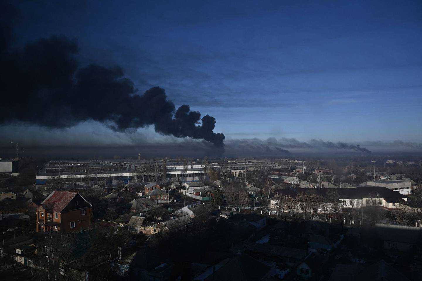 Una columna de humo se eleva del aeropuerto de Chuguyev en Ucraniadfd