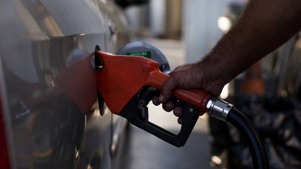 Dominicana congela precios de los combustible, evita alza de hasta RD$100 por galóndfd