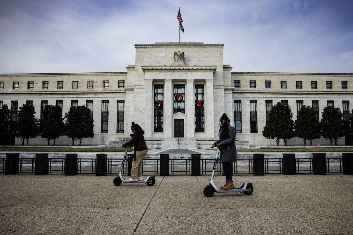 Las pérdidas se producen mientras los inversionistas se preparan para que los encargados de las políticas de la Reserva Federal indiquen que subirán las tasas en marzo al final de su reunión del miércoles, mientras la inflación se dispara en Estados Unidos