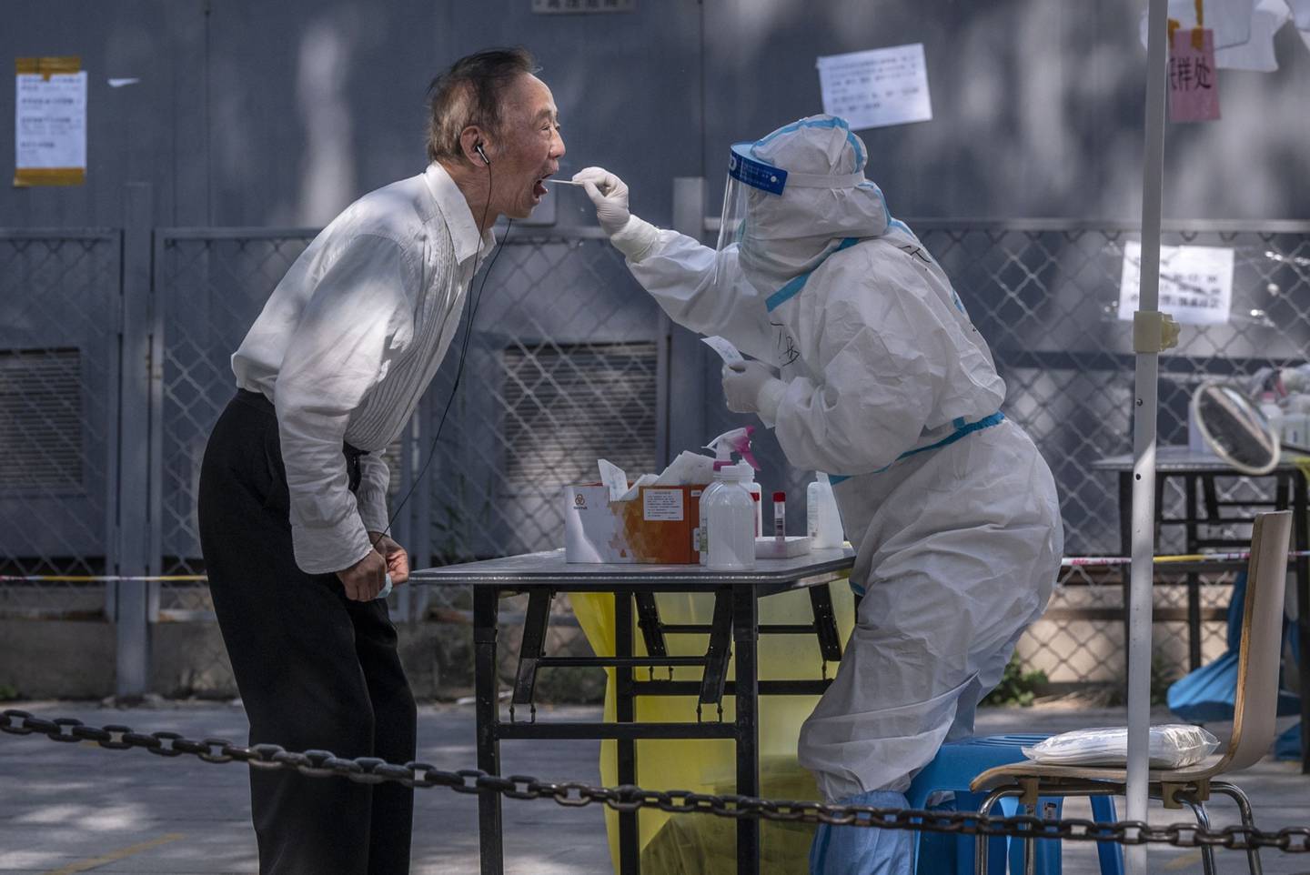Un trabajador sanitario realiza a un residente local una prueba de ácido nucleico para detectar el Covid-19 en un centro de pruebas el 9 de mayo de 2022 en Pekín, China.