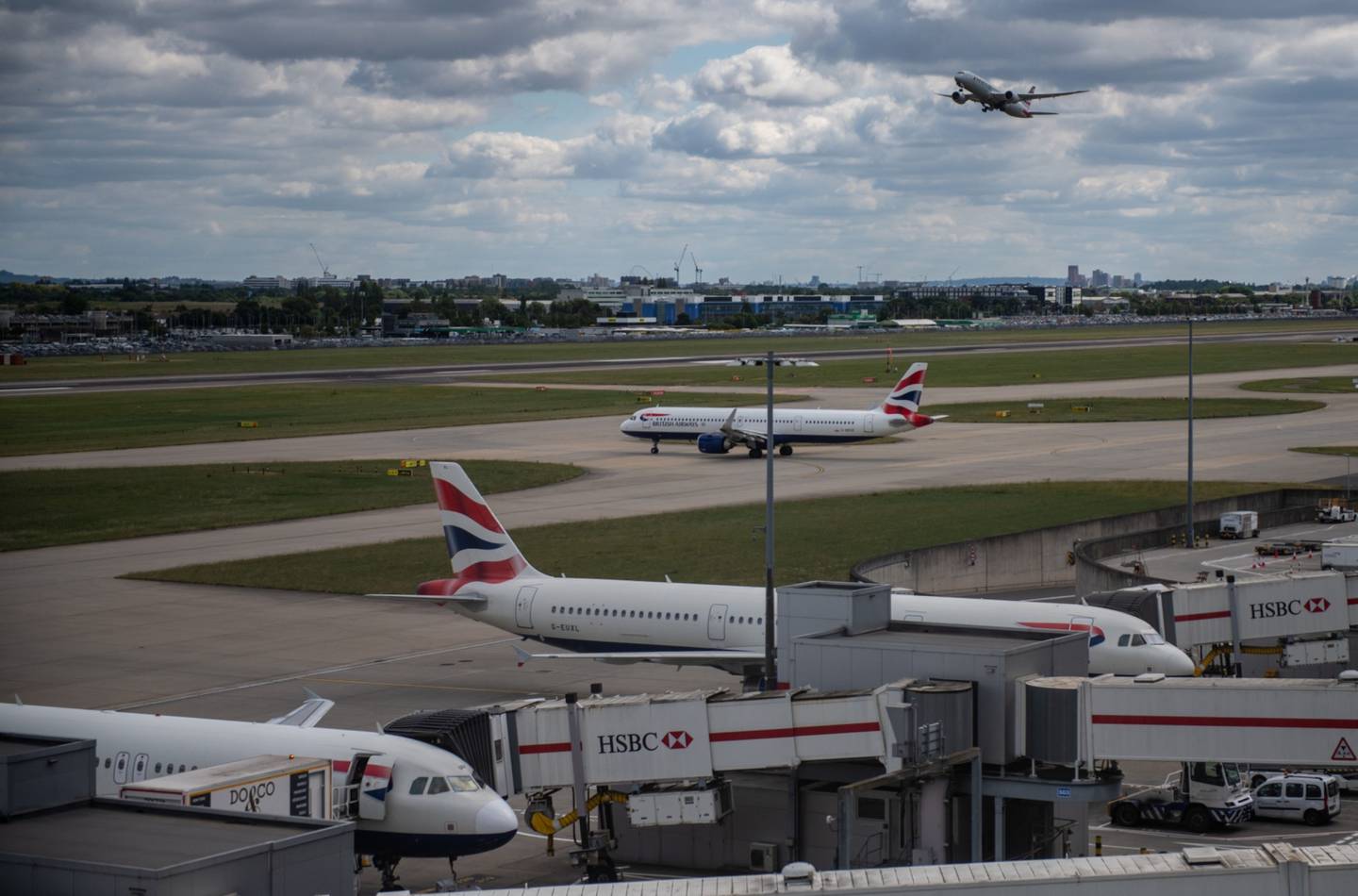 Aviones de pasajeros operados por British Airways, una unidad de International Consolidated Airlines Group SA (IAG), en el aeropuerto Heathrow en Londres  el 13 de junio de  2022.