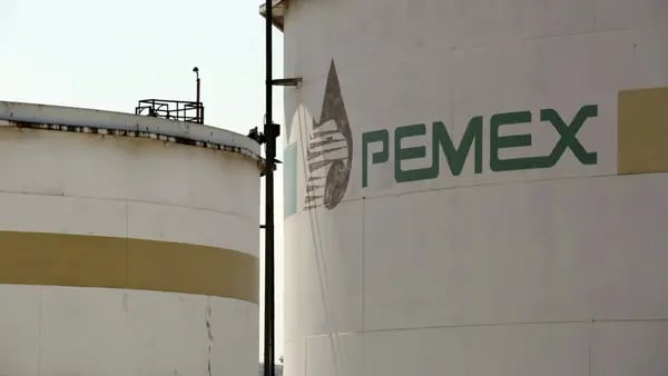 Pemex consigue US$2.000 millones para pagar intereses de deudadfd
