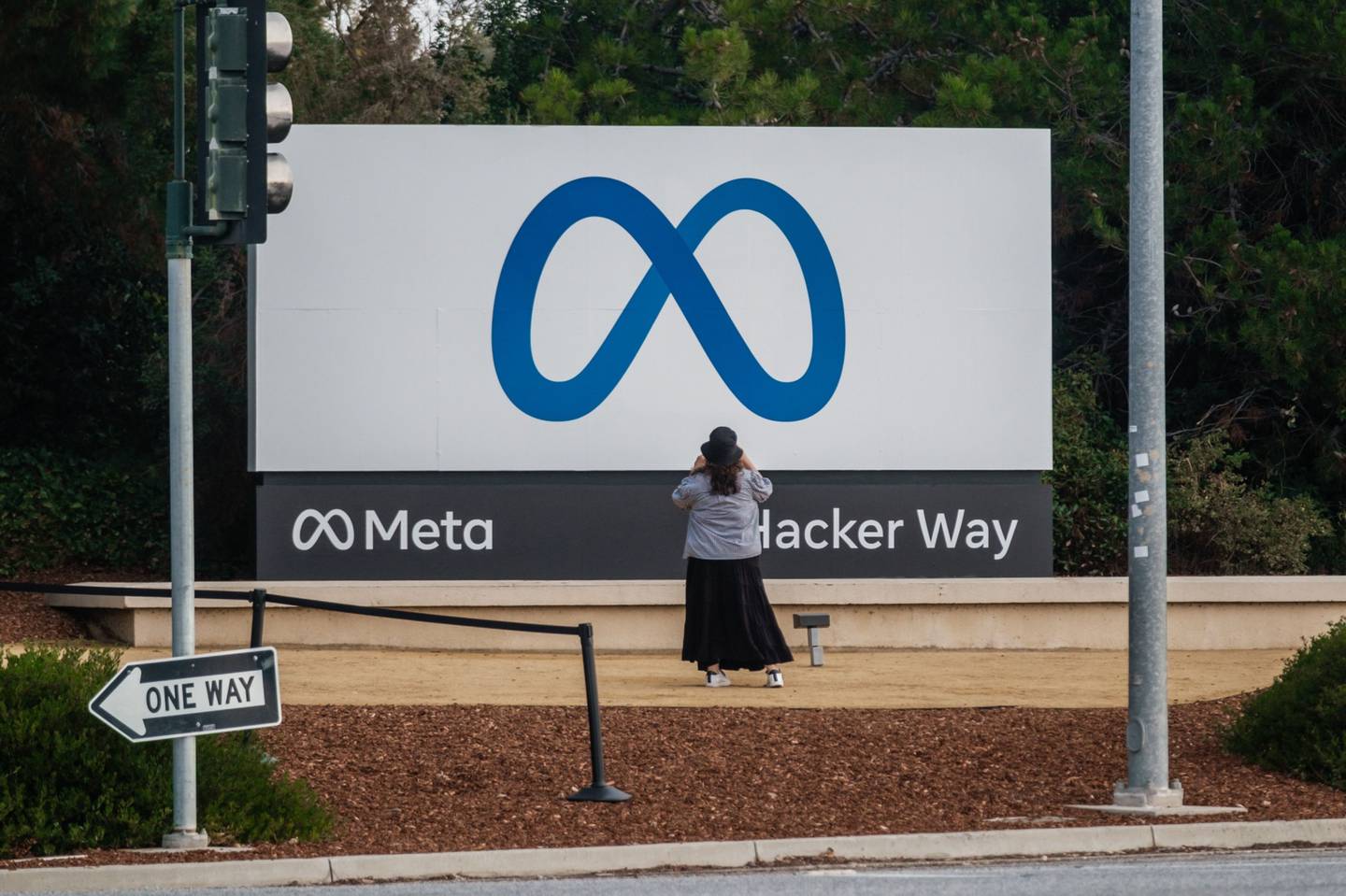 Un visitante toma fotografías de la señalización de Meta Platforms fuera de la sede de la compañía en Menlo Park, California, Estados Unidos, el viernes 29 de octubre de 2021.