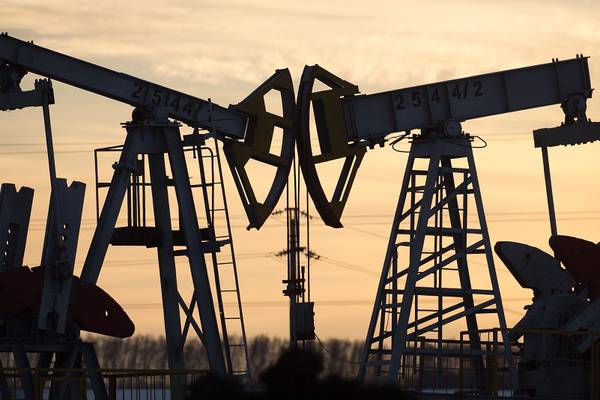 El petróleo cae mientras la interrupción de un oleoducto aumenta la volatilidaddfd