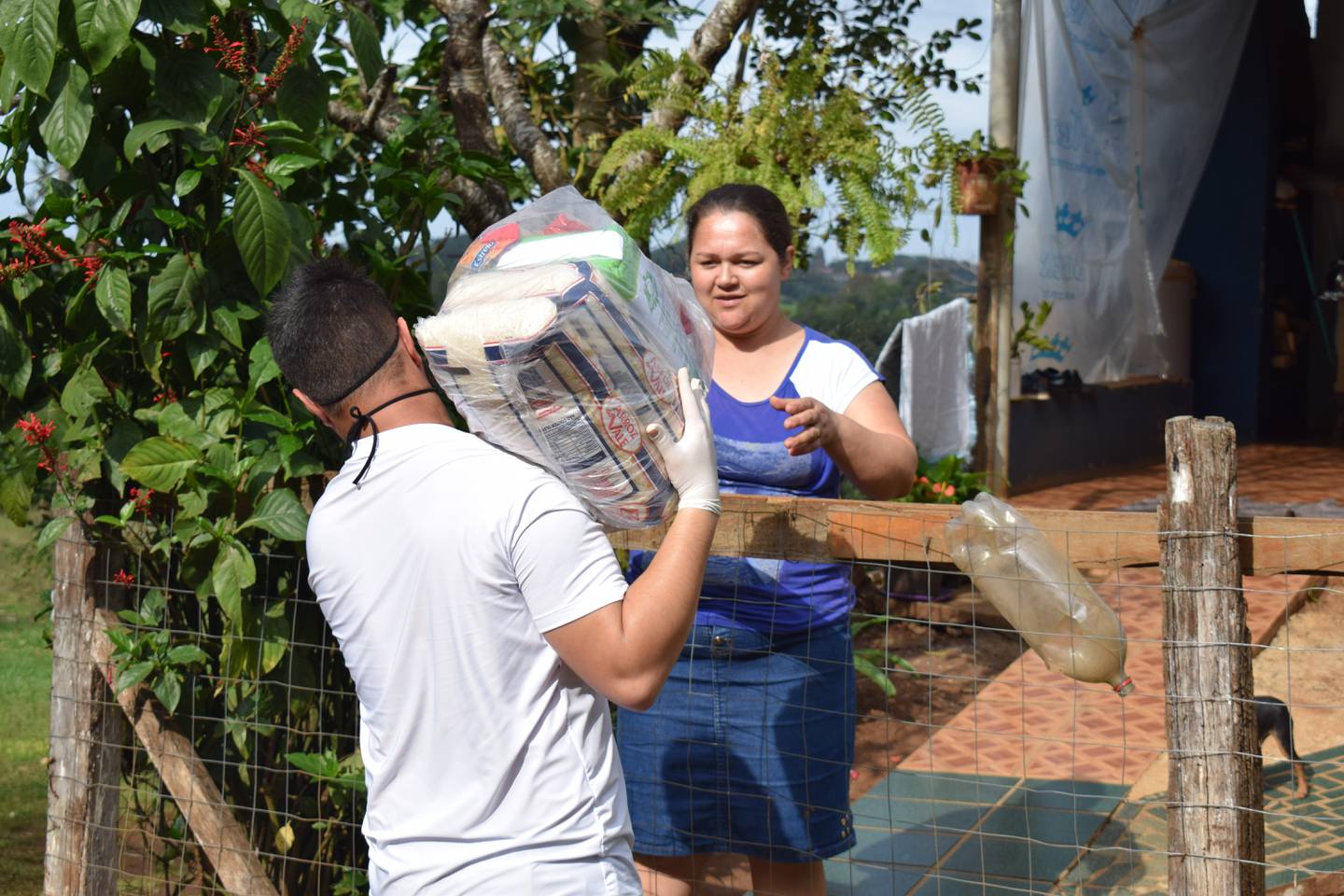 Central Única das Favelas, a través de su proyecto Mães da Favela, distribuye alimentos a madres que los necesitan.dfd