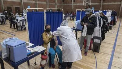 Un trabajador de la salud administra una dosis de la vacuna Sinovac en el Coliseo Cayetano Canizares en Bogotá, Colombia, el viernes 12 de marzo de 2021.
