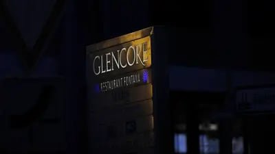 La luz se refleja en los letreros al atardecer cerca de la oficina central de Glencore Plc en Baar, Suiza, el viernes 6 de julio de 2018. Fotógrafo: Stefan Wermuth/Bloomberg