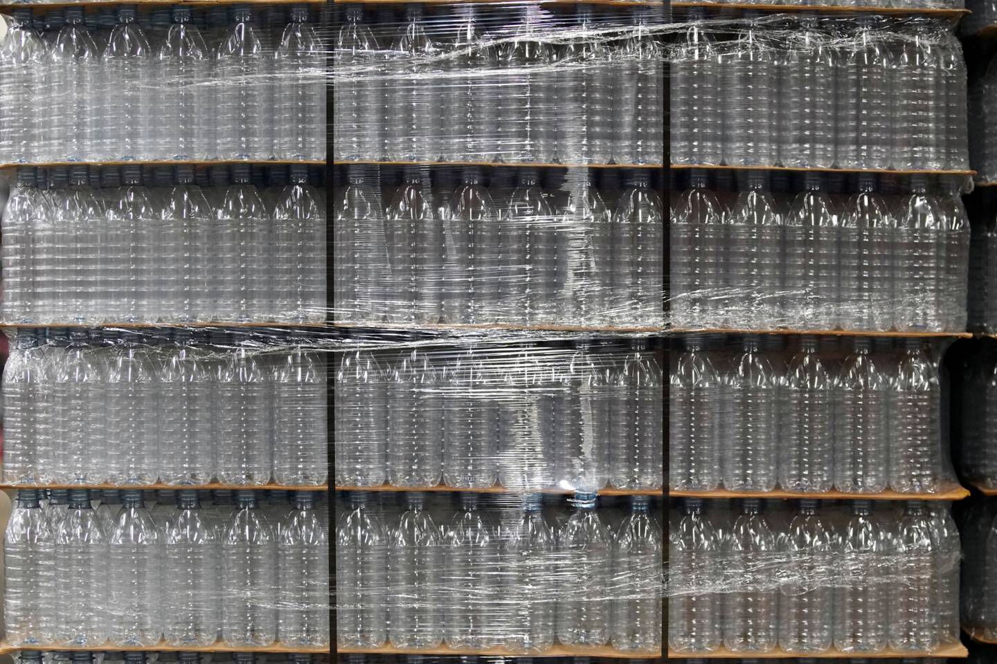 Botellas de plástico vacías en la planta embotelladora de Swire Coca-Cola en West Valley City, Utah, Estados Unidos, el viernes 19 de abril de 2019.