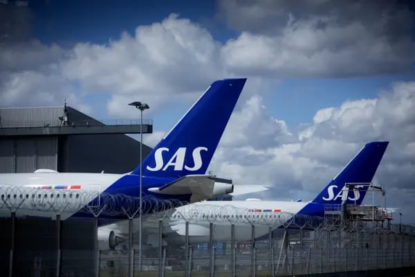 Avión de pasajeros, operado por SAS AB, en la pista del aeropuerto de Copenhague en Copenhague, Dinamarca, el martes 5 de julio de 2022. La aerolínea escandinava SAS AB se acogió al Capítulo 11 para hacer frente a la carga de su deuda, ya que la recuperación de los trastornos causados por la pandemia de coronavirus ha sido más lenta de lo esperado.