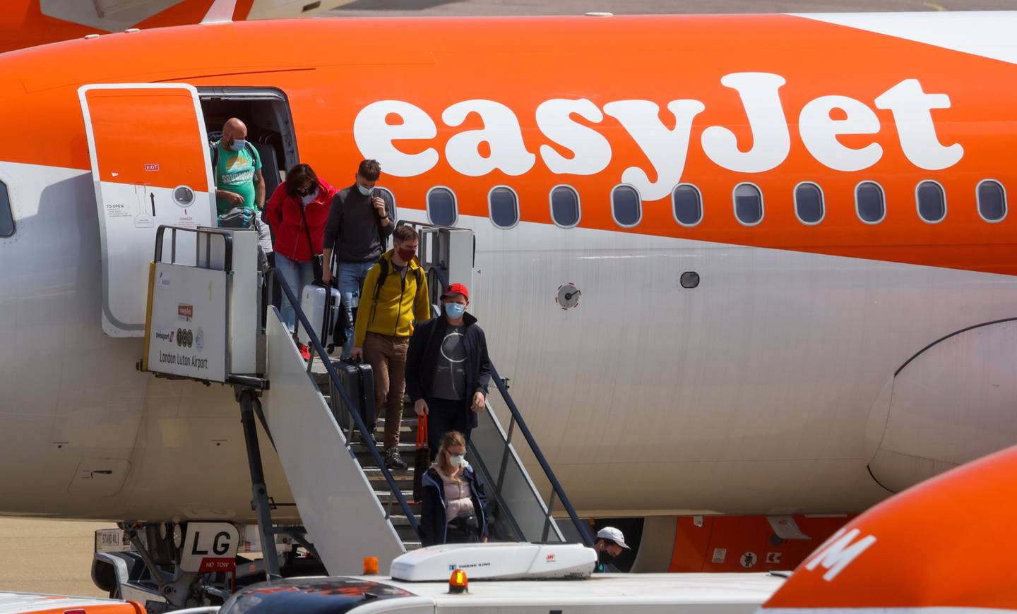 Pasajeros desembarcan de un avión de Easyjet Plc en el aeropuerto londinense de Luton, Reino Unido, el lunes 19 de julio de 2021.
