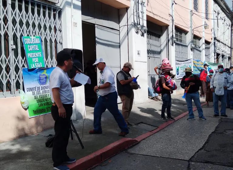El Comité por la Dignificación de los Jubilados del Estado del Adulto Mayor -CODIJEAMA protestó frente al Congreso de la República de Guatemala con el objetivo de dignificar al jubilado.dfd