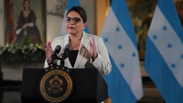 Presidenta de Honduras anuncia reforma tributaria y petición para revisar CAFTA-RDdfd