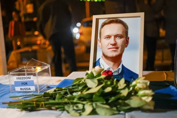 Vígilia pela morte do ativista russo Alexey Navalny, principal opositor ao regime de Vladimir Putin, em Munique, na Alemanha (Foto: Alex Kraus/Bloomberg)