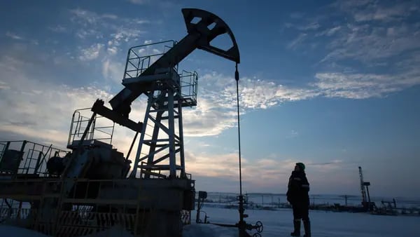 Petróleo sube después de que Arabia Saudí y Rusia reafirmaran recortes de suministrodfd