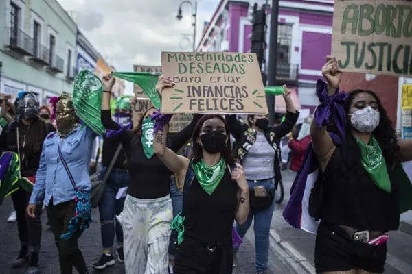 Manifestantes marchan en una calle durante un mitin por la despenalización del aborto en Puebla, México, el martes 28 de septiembre de 2021. Fotógrafo: Koral Carballo / Bloomberg