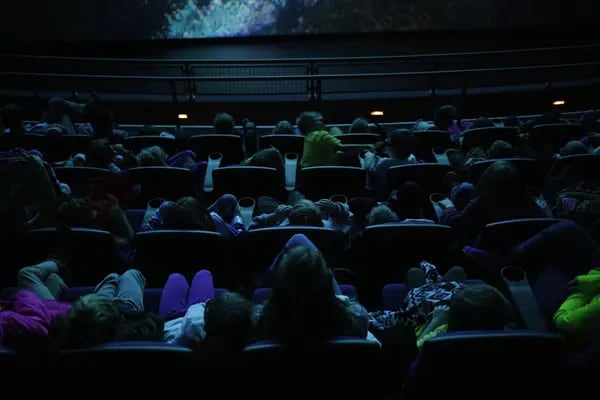 Los miembros del público llevan gafas 3D mientras ven una película en el cine Tennessee Aquarium IMAX Corp. en Chattanooga, Tennessee, Estados Unidos, el martes 31 de enero de 2017.