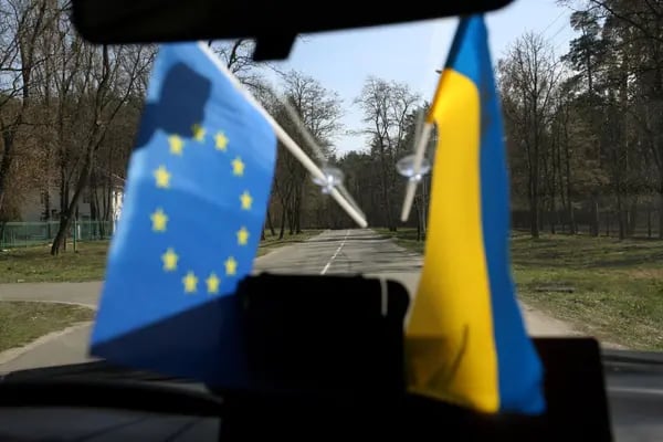 Banderas de la UE y Ucrania