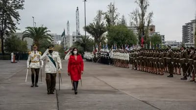 Izkia Siches, ministra del Interior y Seguridad Pública de Chile, a la derecha, llega a un evento por el 95 aniversario de los Carabineros de Chile en Santiago, Chile, el miércoles 27 de abril de 2022.