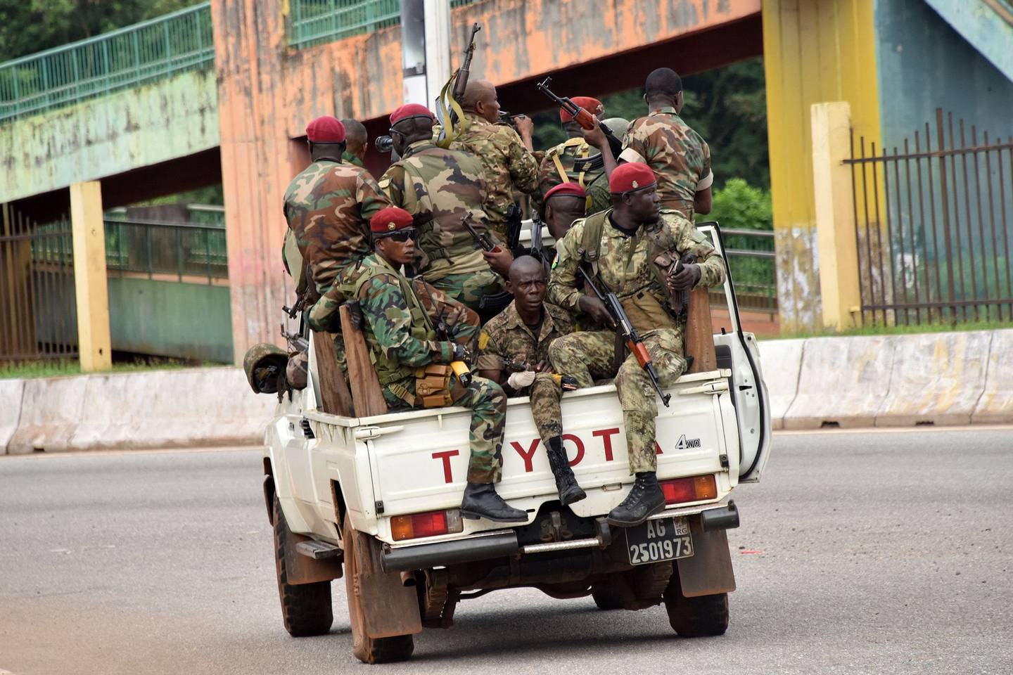 Miembros de las Fuerzas Armadas de Guinea conducen por el céntrico barrio de Kaloum después de que se escucharan disparos en Conakry el 5 de septiembre de 2021.dfd