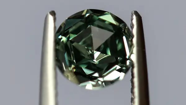 Diamante produzido em laboratório chega ao Brasil com Geração Z como alvodfd