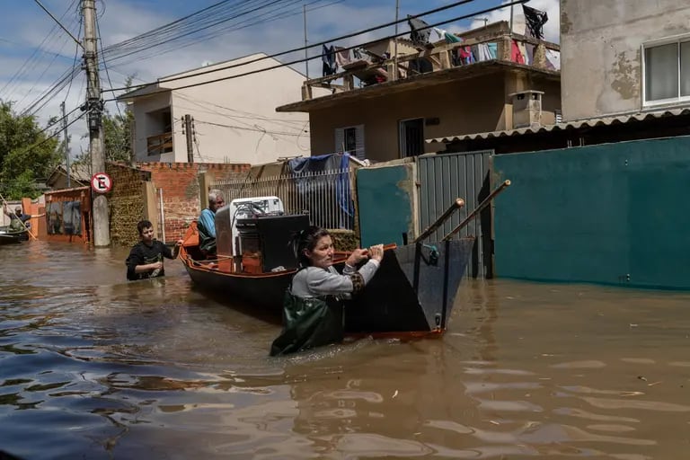 Calle inundada después de ciclones tropicales en Porto Alegre, Brasil, en septiembre. Fotógrafo: Tiago Coelho/Bloombergdfd