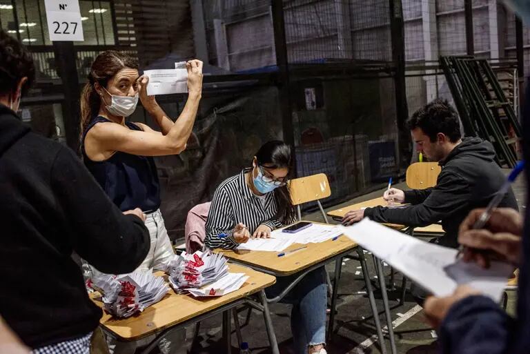 Conteo de votos en referéndum constitucional en Santiago, el 4 de septiembre de 2022. Foto: Bloombergdfd