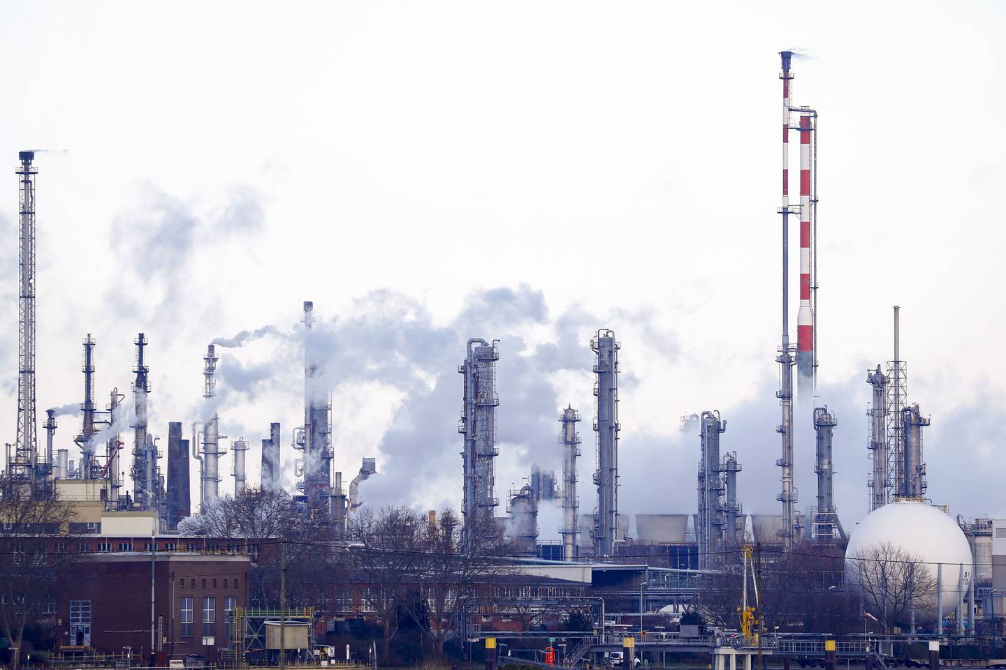 BASF, el mayor fabricante de productos químicos de Europa, podría reducir su producción debido al aumento del coste del gas, que se utiliza como materia prima en la producción y para generar electricidad.dfd
