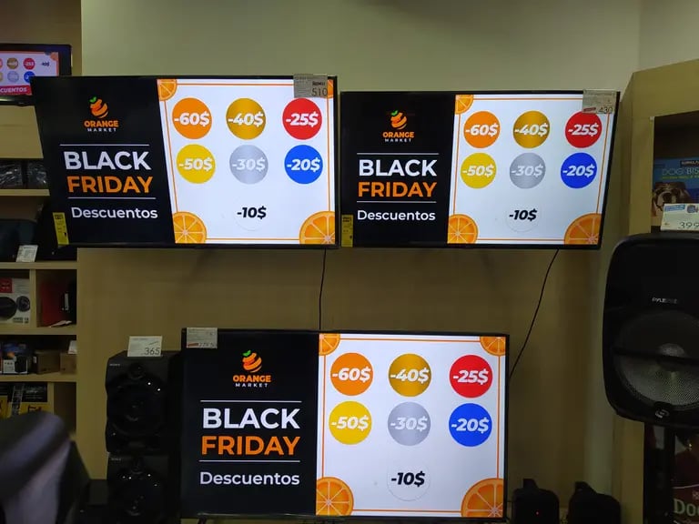 Descuentos por Black Friday en una tienda de artículos electrónicos en un centro comercial en Caracas / Foto Raylí Lujándfd