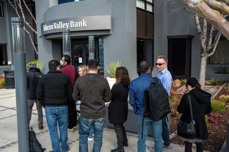 Clientes frente a las oficinas de Silicon Valley Bank en Santa Clara, California, el 13 de marzo.Fotógrafo: David Paul Morris/Bloombergdfd