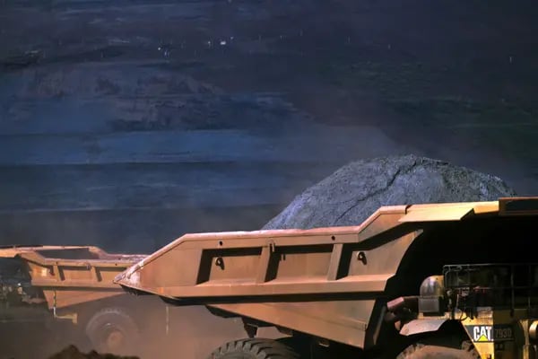 Camiones de descarga transportan el mineral de hierro extraído de las terrazas en la mina Brucutu de Vale SA en Barao de Cocais, Brasil, el jueves 9 de mayo de 2013.