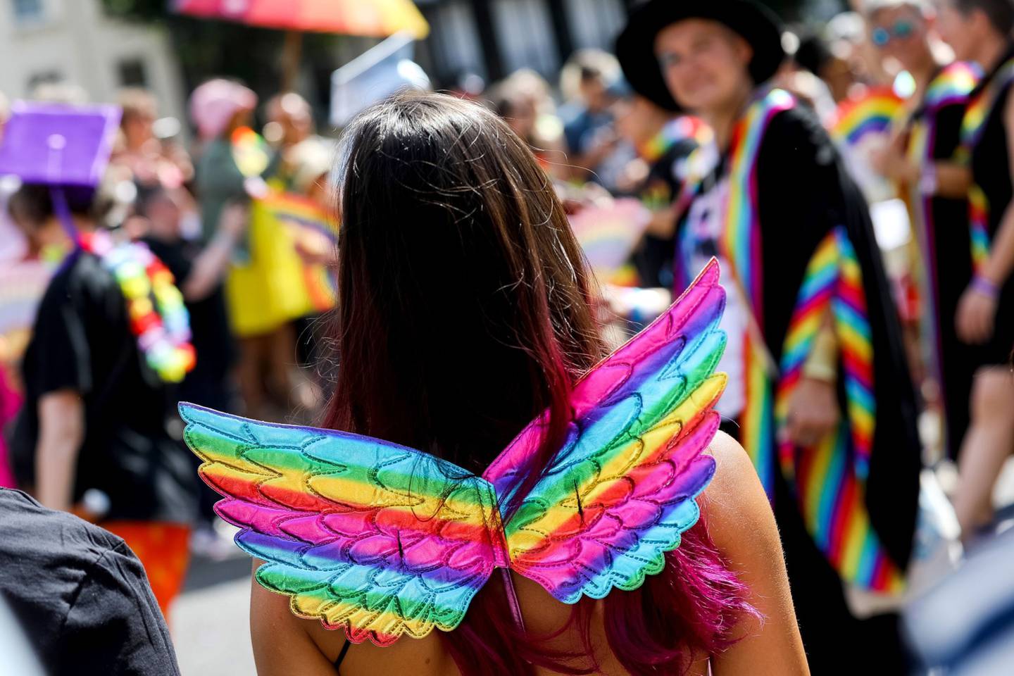Un asistente al festival lleva alas de colores del arco iris, ya que participan en el Orgullo LGBTQ + Desfile de la Comunidad Amor, Protesta y Unidad durante el Orgullo de Brighton el 06 de agosto 2022 en Brighton, Inglaterra.