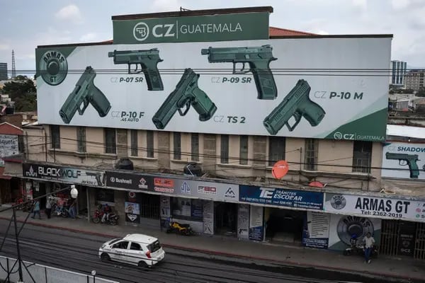 Un cartel fuera de una tienda de armas en Ciudad de Guatemala