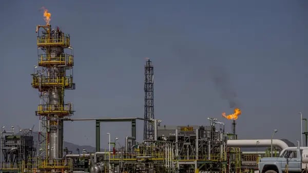 Pemex refina menos petróleo y se aleja de su meta del añodfd
