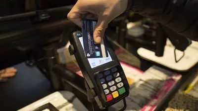 Un cliente utiliza una tarjeta de crédito para efectuar un pago sin contacto en un dispositivo de pago de Verifone Systems Inc. en Londres, Reino Unido, el viernes 22 de mayo de 2015.