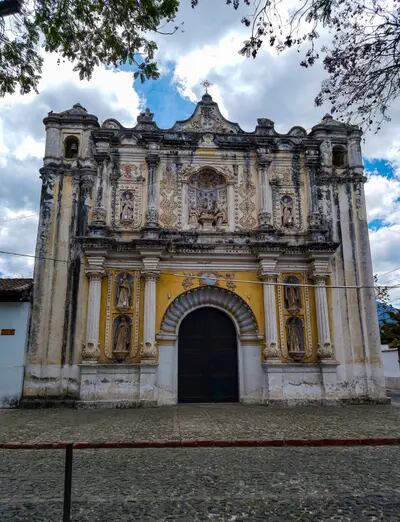 Fue  construido en 1670. Puerta de ingreso al convento de Belén en La Antigua Guatemala.