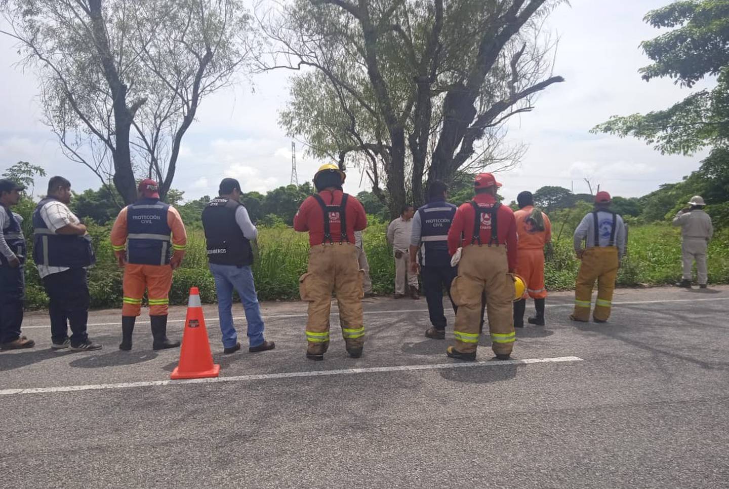 Trabajadores de Protección Civil miran el derrame de petróleo en el municipio de Comacalco en el estado de Tabasco (Foto: Protección Civil de Tabasco).