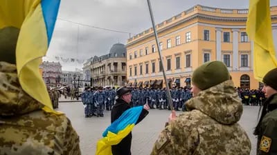 Un miembro del público ondea una bandera de Ucrania en un mitin al que asistieron soldados y policías en Odessa, Ucrania, el sábado 22 de enero de 2022.