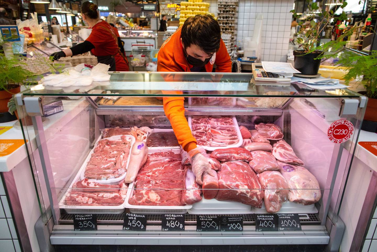 Un trabajador ajusta un expositor de carne en un puesto de carnicería dentro del mercado Danilovsky en Moscú, Rusia, el miércoles 24 de marzo de 2021.