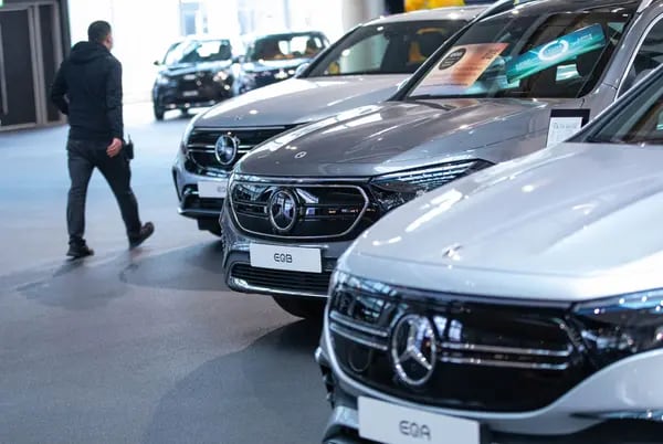 Vendas da Mercedes-Benz caem 16% com problemas na cadeia de suprimentos