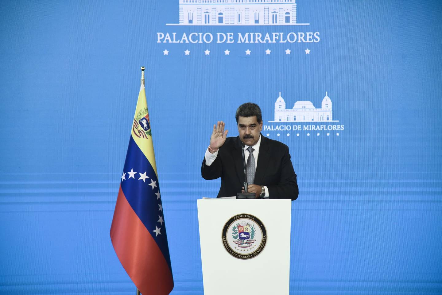Nicolás Maduro, presidente de Venezuela, saluda después de una conferencia de prensa en el Palacio de Miraflores en Caracas, Venezuela, el miércoles 17 de febrero de 2021. dfd