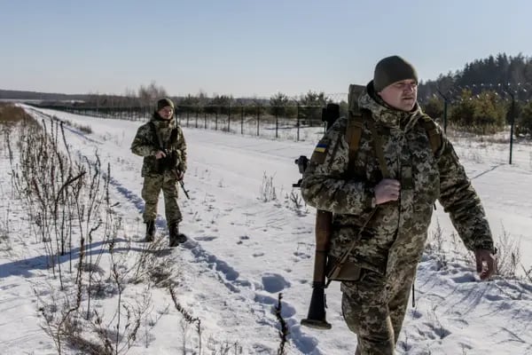 Miembros del ejército ucraniano patrullan la frontera con Bielorrusia.