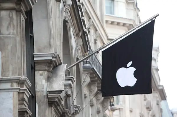 El logotipo de la empresa Apple Inc. se muestra en una bandera fuera de la tienda de la compañía en Regents Street en Londres, Reino Unido, el viernes 25 de marzo de 2011. Fotógrafo: Chris Ratcliffe/Bloomberg