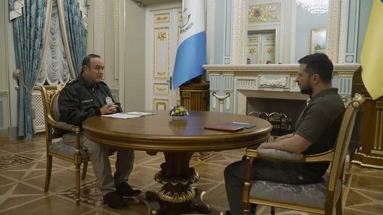 Alejandro Giammattei, y su homólogo ucranianio, Volodímir Zelenski, conversan durante la visita del mandatario guatemalteco a ese país.dfd
