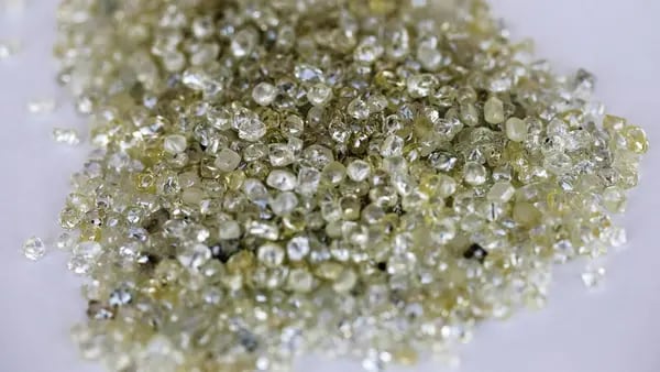 Gigante do setor de diamantes corta preços depois de queda nas vendasdfd