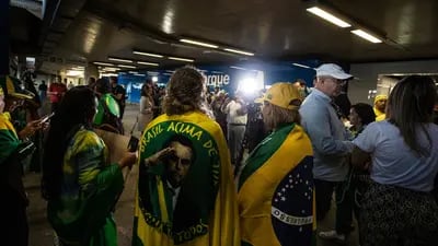 Simpatizantes esperan la llegada de Bolsonaro a Brasilia. Fotógrafo: Arthur Menescal/Bloomberg
