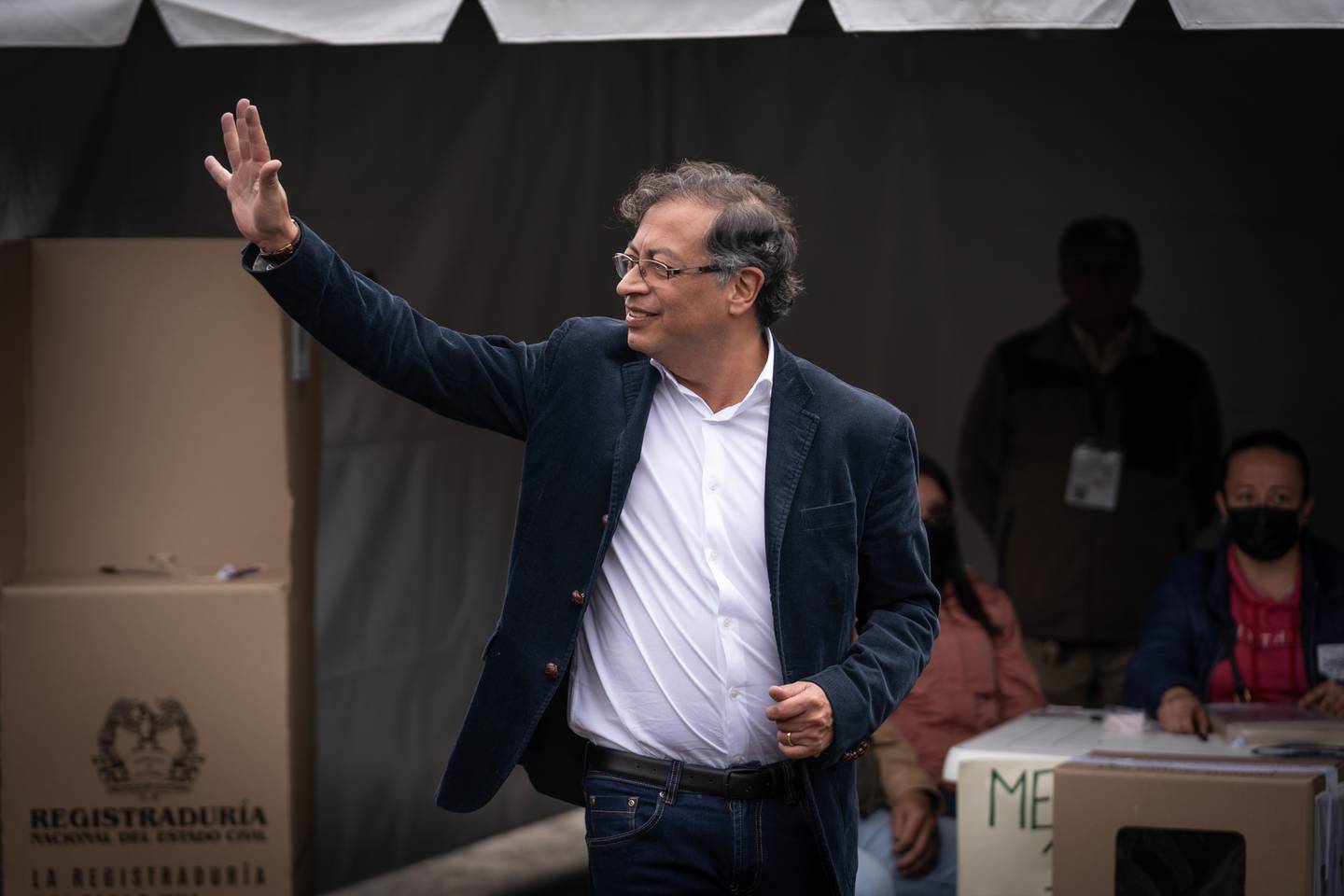 Gustavo Petro saluda a seguidores en un puesto de votación en Bogotá.dfd