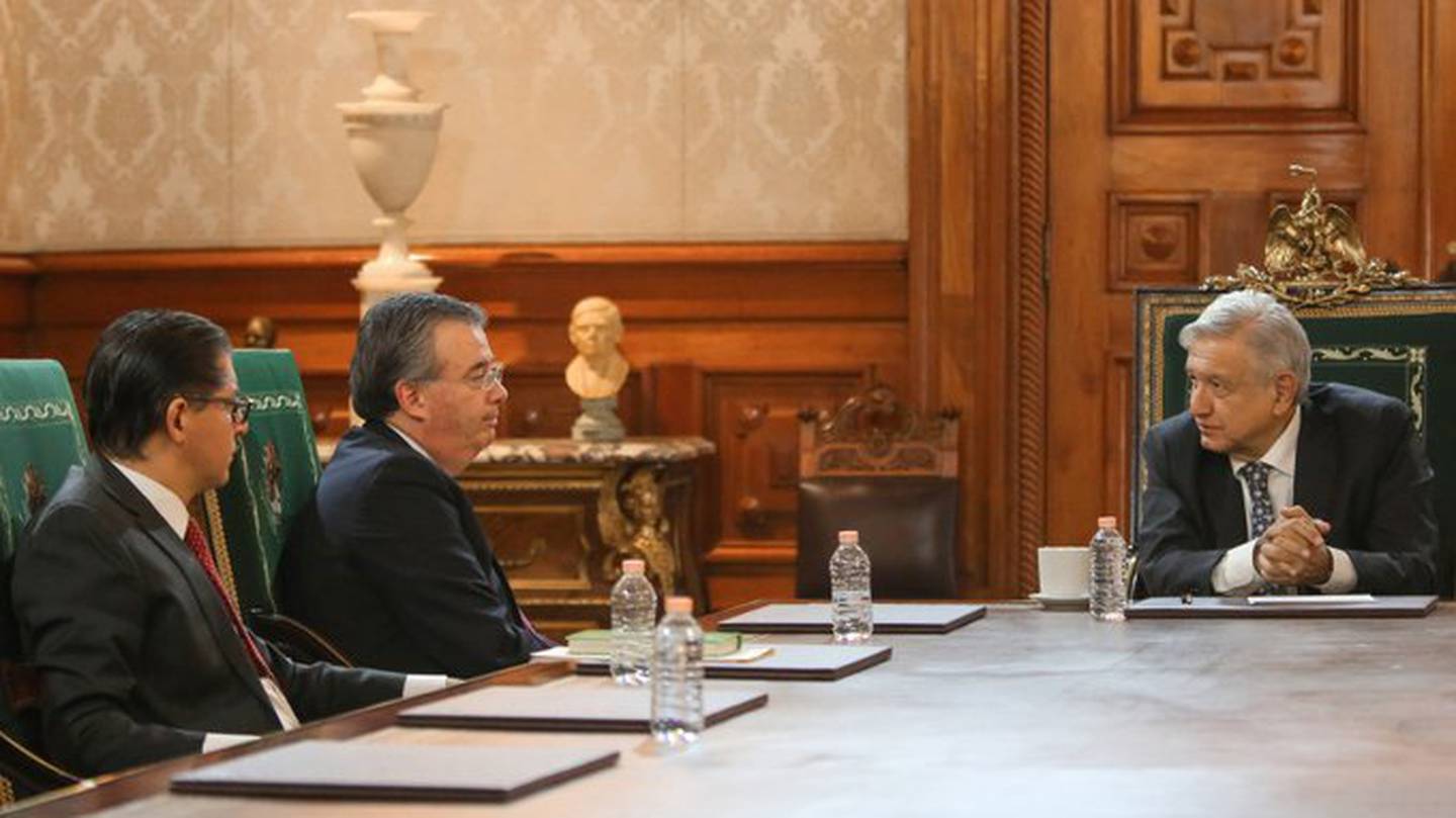 El 16 de abril de 2020, el presidente Andrés Manuel López Obrador se reunió en su oficina de Palacio Nacional con el gobernador Alejandro Díaz de León . El mandatario afirmó que en el encuentro le reiteró el respeto absoluto a la autonomía del banco central. (Fuente: @lopezobrador_)dfd