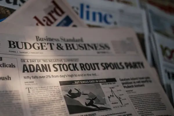 Un diario en India con noticias sobre la crisis de Adani